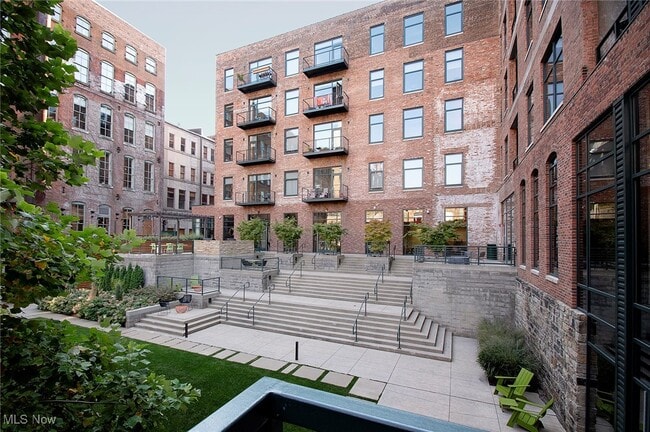 Building Photo - 725 Johnson Ct