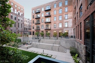 Building Photo - 725 Johnson Ct