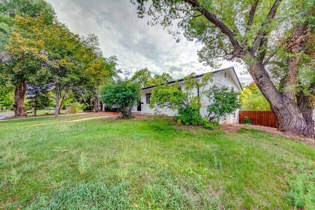 Building Photo - Beautifully Updated 8 Bed 3 Bath Home!