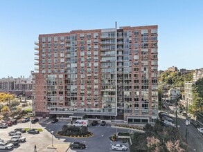 Building Photo - 915 Hudson Park