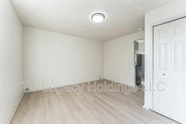 Foto del edificio - 415 Simpson Ave