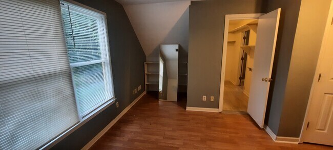 Building Photo - 2450 Sherrie Ln SW