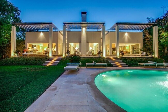 Building Photo - 14888 Lake Forest Dr