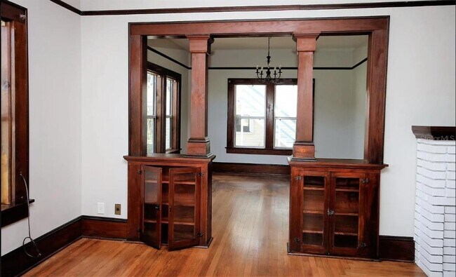 Building Photo - 324 N Joanna Ave