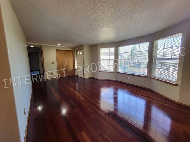 Foto del edificio - Spacious 3Bd Ba Ranch Style Home With A/C,...