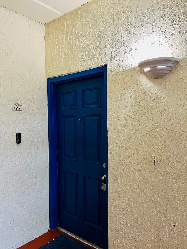 Foto del edificio - 90 Hidden Lake Dr