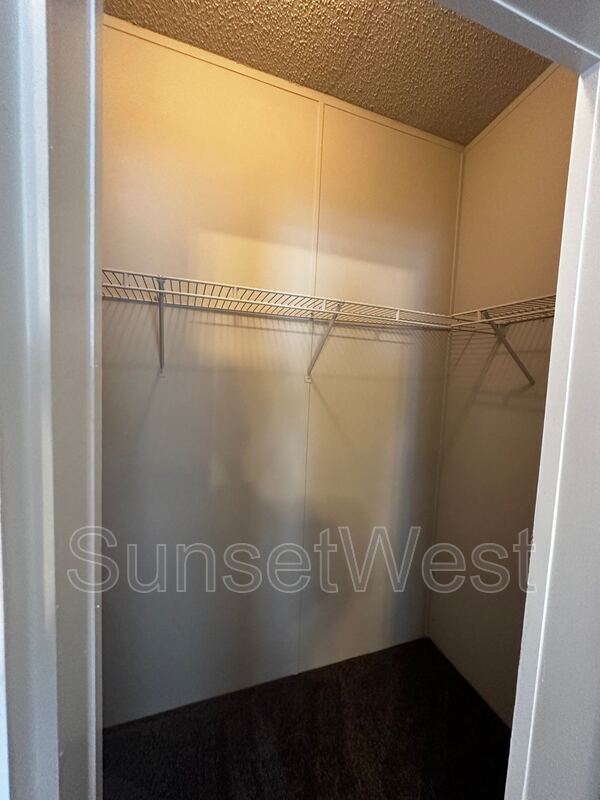 Building Photo - 520 Sunshine Dr