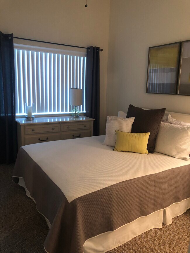 Sizable second bedroom easily fits Queen bed, with on suite bathroom - 6100 A1A S