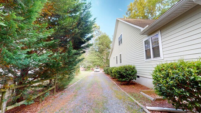 Foto del edificio - Cottage Style home less than one mile from...