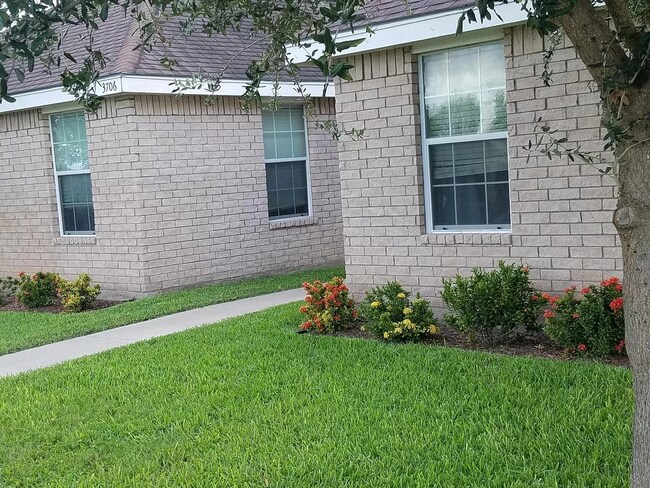 Foto del edificio - 3706 Wyndham Ave