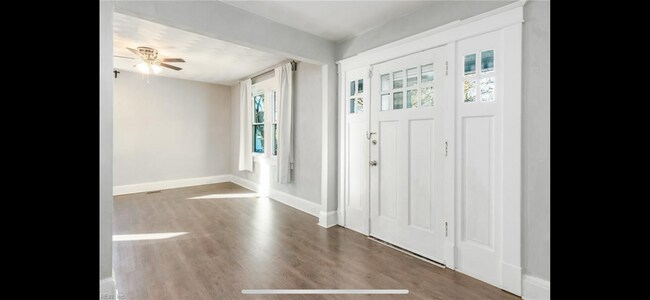Entrada frontal con vista a la sala de estar - 3436 Chesapeake Blvd