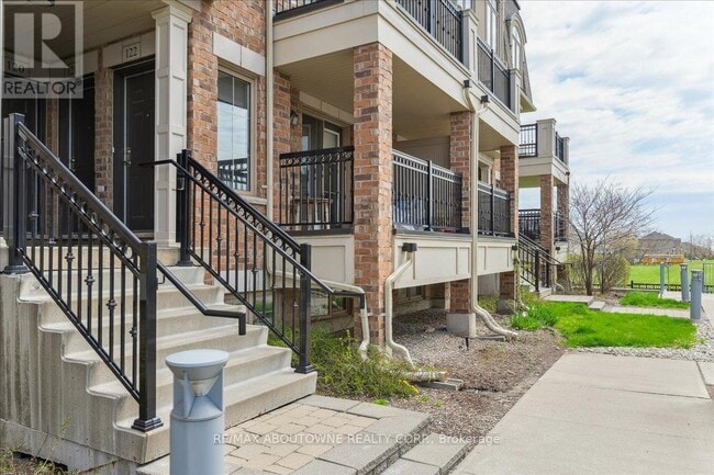 Building Photo - 2441 Greenwich Dr