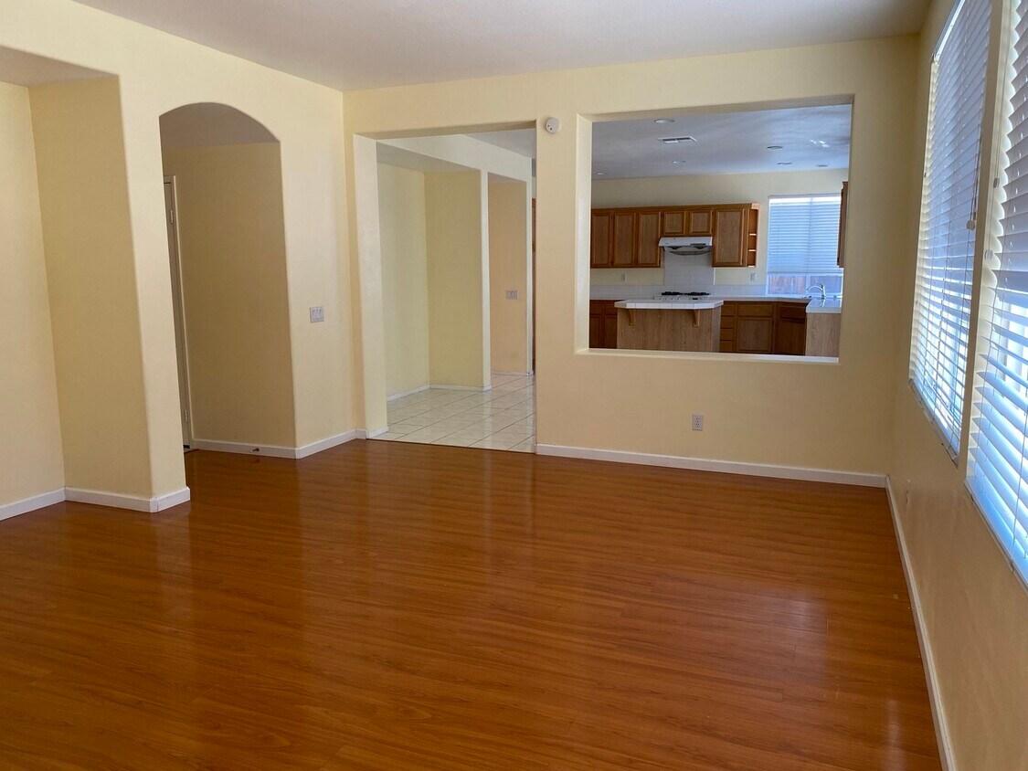 Foto principal - 8929 Massena St