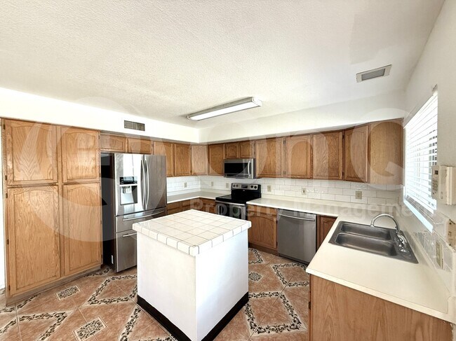 Foto del edificio - 7874 W Beryl Ave