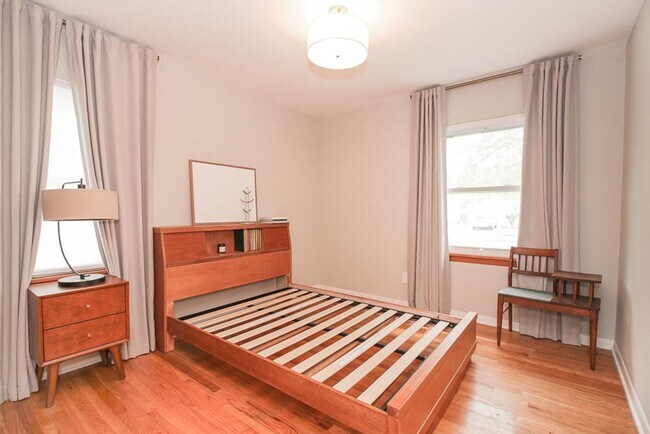 Foto del edificio - Charming 2 bedroom Single Home! Partially ...