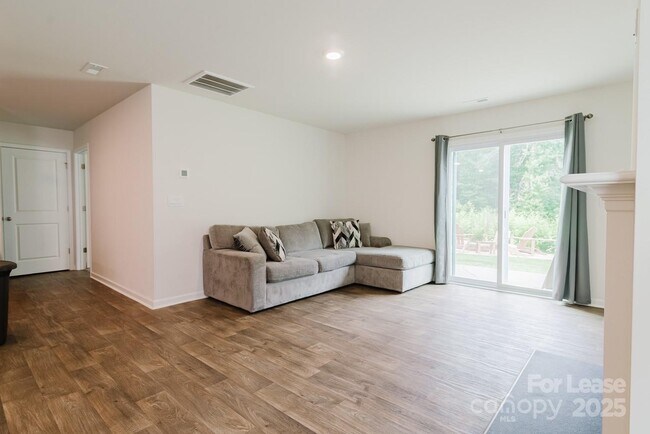 Foto del edificio - 2226 Redstone Dr