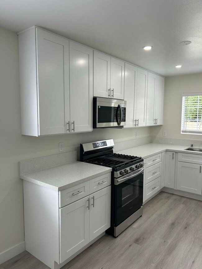 Building Photo - Delong Townhomes