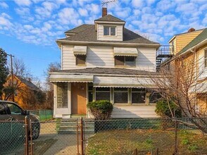 Building Photo - 686 E 92nd St