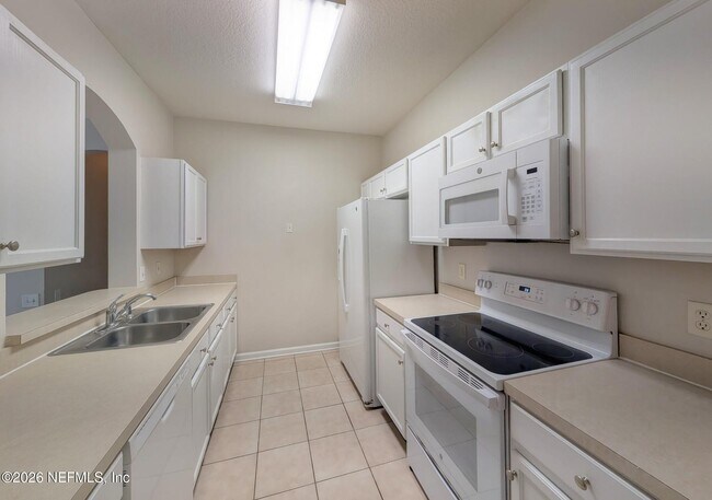 Foto del edificio - 7990 Baymeadows Cir E