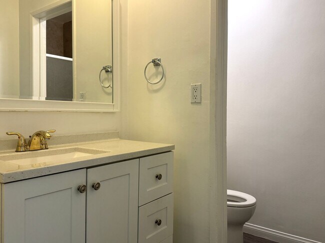 Building Photo - Remodeled Bachelor Apartment in Koreatown!