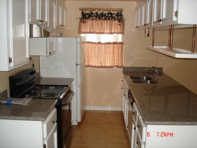 Foto del edificio - 626 Kinglet St