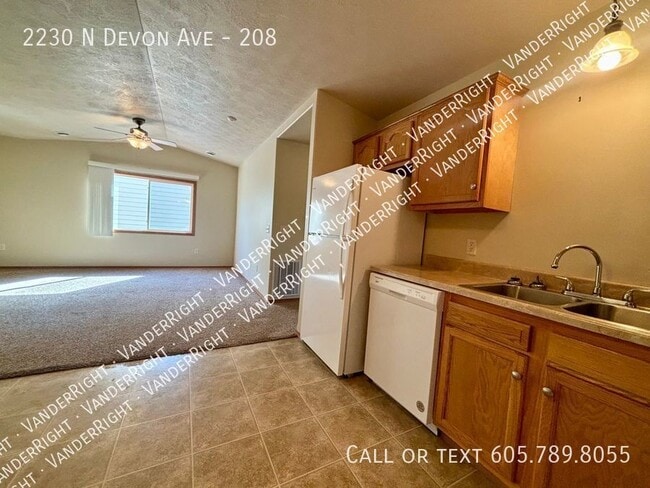 Building Photo - Spacious 2 Bedroom Top Floor Apartment in ...
