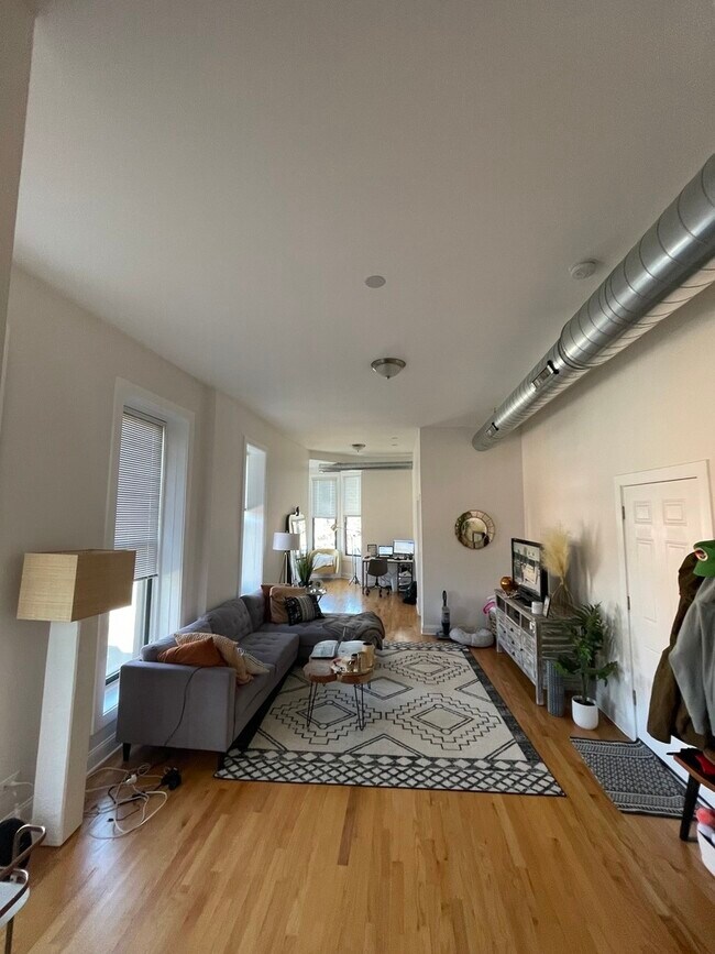 Building Photo - 2559 W North Ave