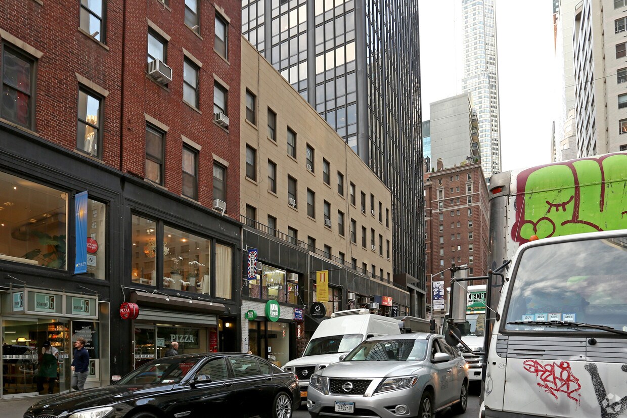 Foto del edificio - 62 W 56th St