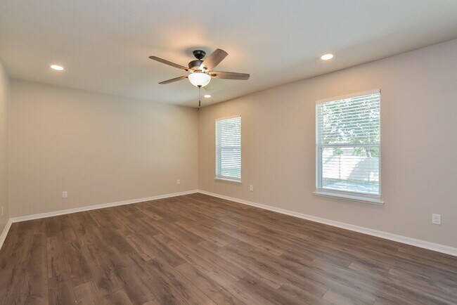 Foto del edificio - 7545 Sloewood Dr