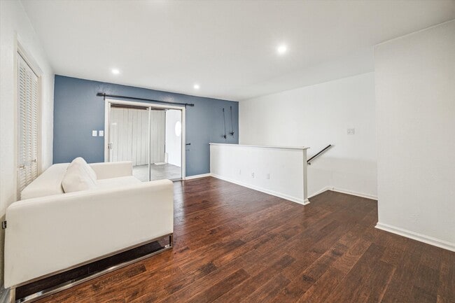 Foto del edificio - 2744 Briarhurst Dr