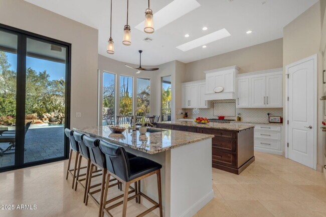 Building Photo - 6938 E Lomas Verdes Dr