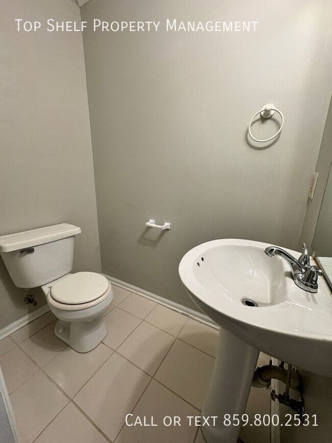 Building Photo - 2 Bedroom Pay Only Electric!