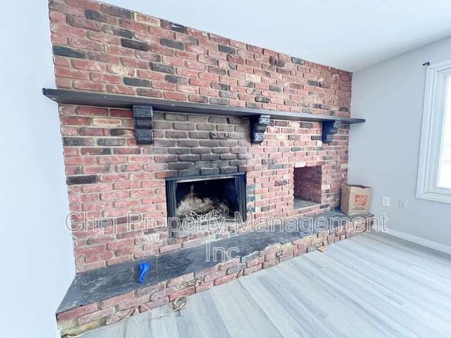 Building Photo - 11415-11490 90 St NW