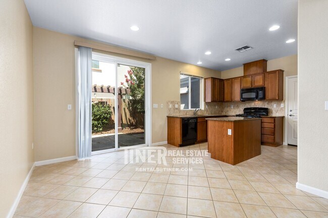Foto del edificio - 2443 Erickson St