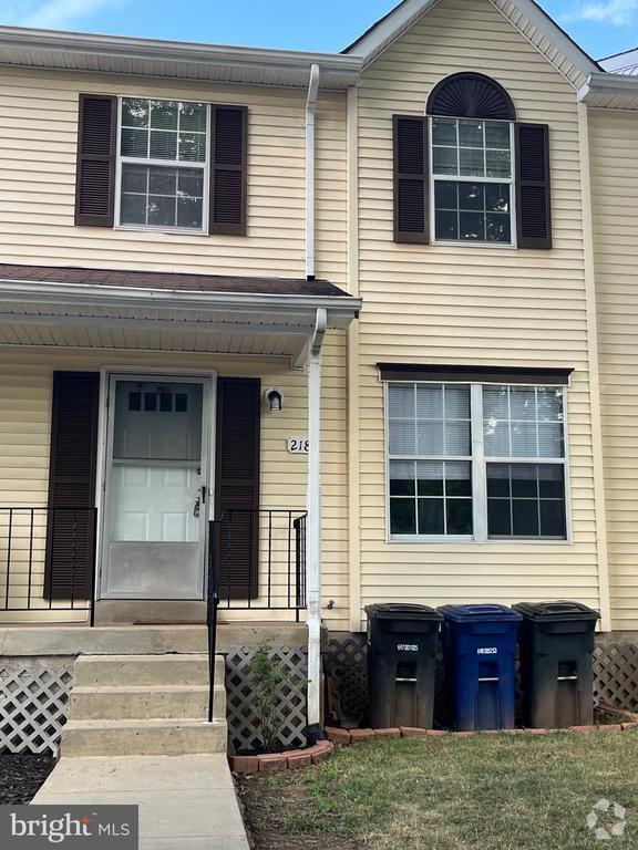 Building Photo - 218 Meadows Ln NE