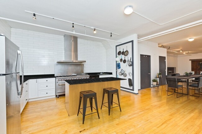 Photo - 2011 W Division St Apartment