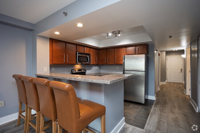 3BR, 2BA - 1,050SF - Kitchen - Lake Plaza Apartments