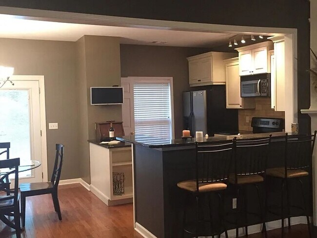 Foto del edificio - 3BR Townhome in Brentwood