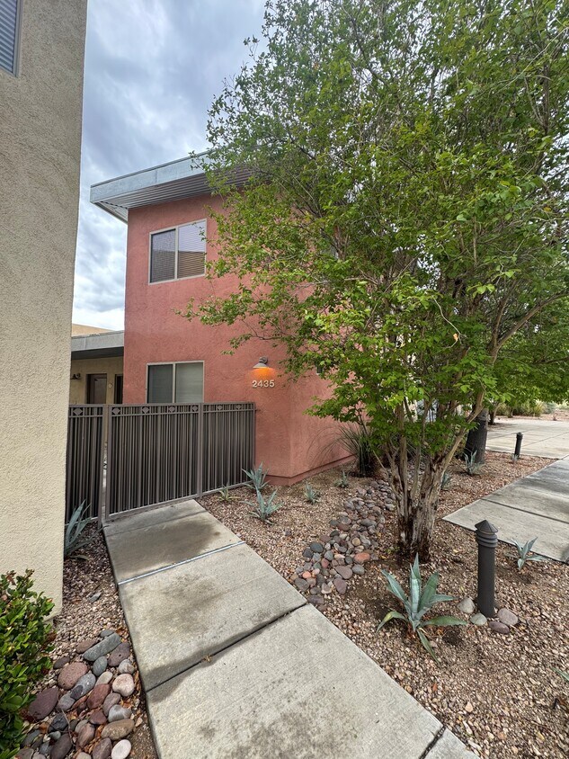 Primary Photo - 2435 N Silver Mosaic Dr