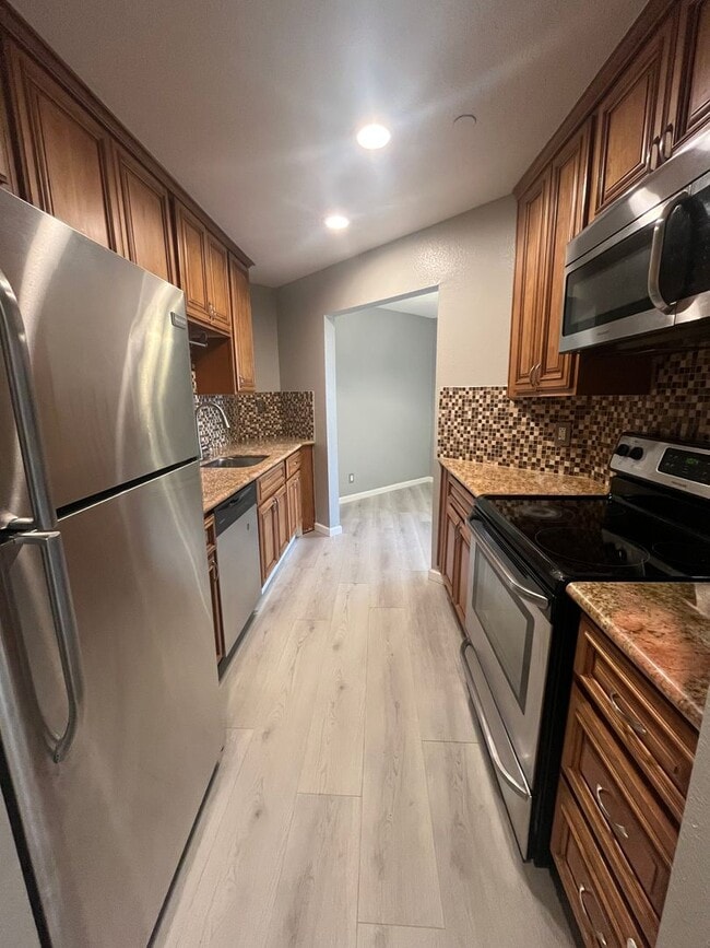 Foto del edificio - Prime Fremont Living! Updated 2BR Condo Near BART, Central Park & Lake Elizabeth
