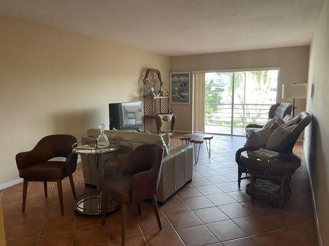 Foto del edificio - 1430 S Lakeside Dr