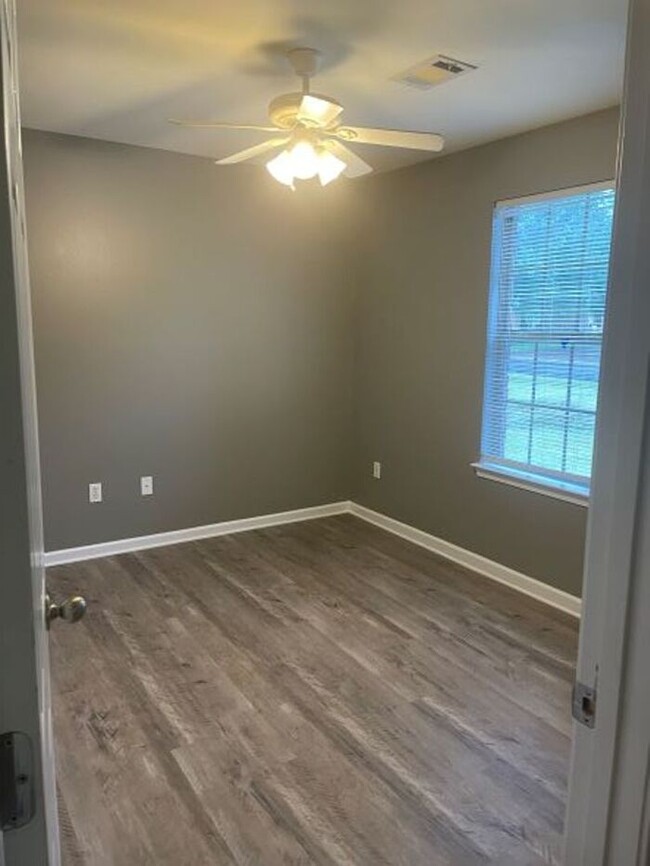 Building Photo - Move in Ready!
