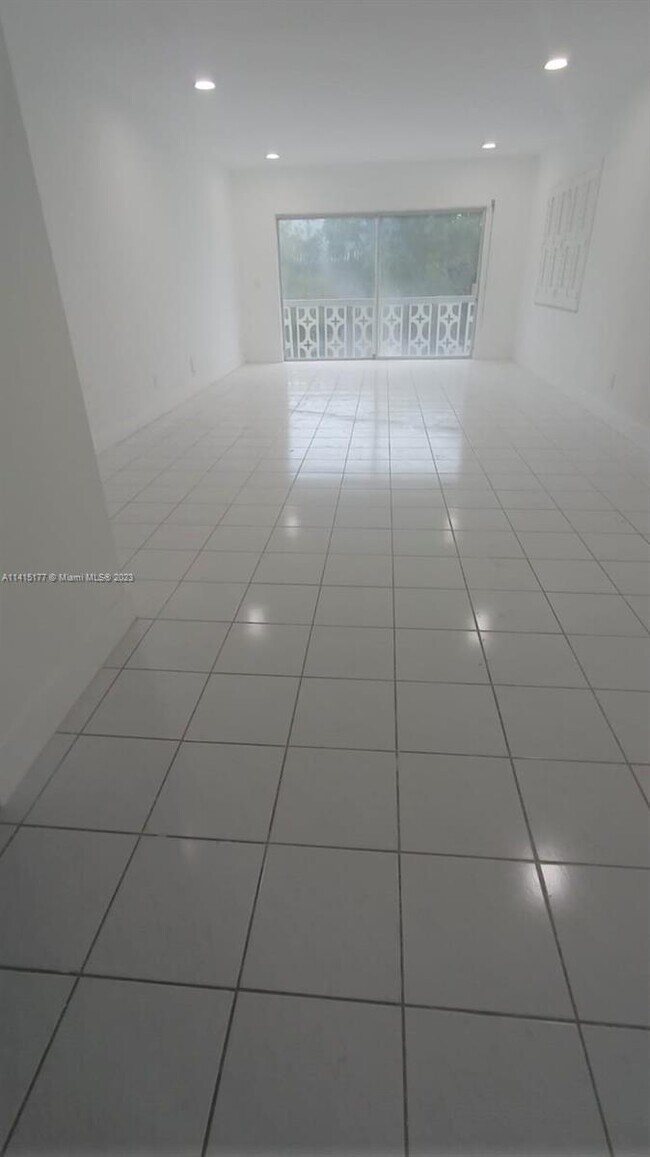 Foto del edificio - 9700 E Bay Harbor Dr