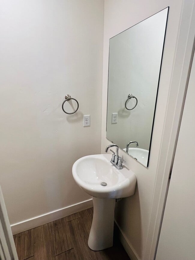 Building Photo - Beautiful new construction town home with ...