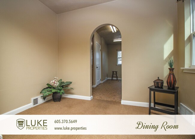 Building Photo - Nice 3 bedroom rental home with a lot of s...