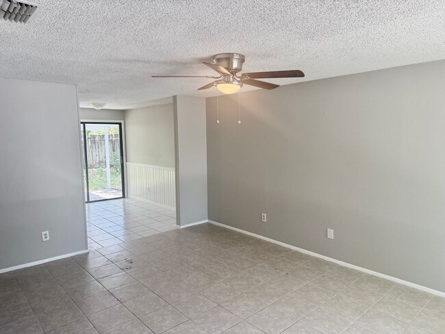 Building Photo - 3/2 in Port Richey!