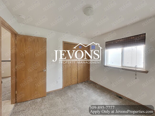 Foto del edificio - Make this your new home 3 Bedrooms, 2 Bathrooms Duplex in Selah