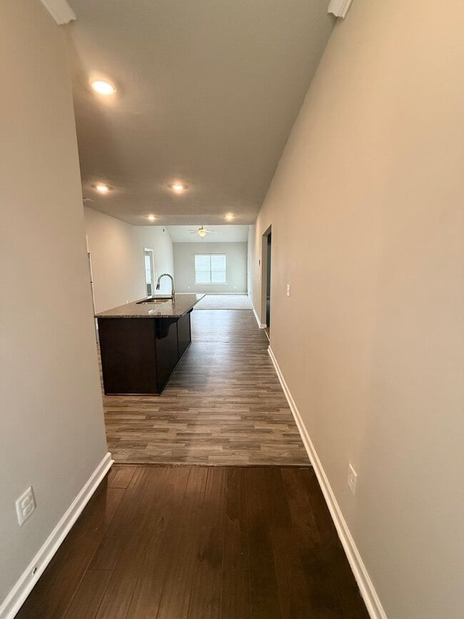 Building Photo - 3 Bedroom Craftsman!