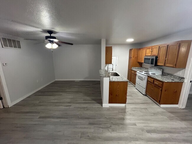 Building Photo - 723 N Vinita Ave