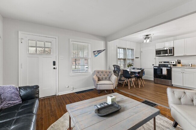 Building Photo - 445 W 49th St